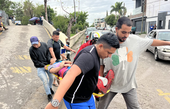 Migrantes rescataron a una persona en la inmediaciones del Rio Bravo en Matamoros estado de Tamaulipas, México. (EFE/Abraham Pineda-Jacome)