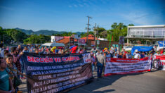 Sindicato de maestros protestan frente a López Obrador antes de la cumbre migratoria