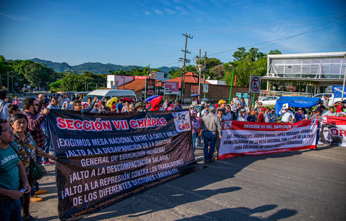 Integrantes de la Coordinadora Nacional de Trabajadores de la Educación (CNTE) se manifestaron a la llegada del presidente de México Andrés Manuel López Obrador quien participará en la cumbre migratoria este domingo, en Palenque, Chiapas, México. Maestros de la Coordinadora Nacional de Trabajadores de la Educación (CNTE), un sindicato disidente de México, protestaron este domingo ante el presidente mexicano, Andrés Manuel López Obrador, a su llegada a la cumbre migratoria con 11 países latinoamericanos. (EFE/Carlos López)