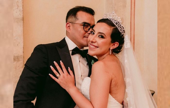 Foto de Gabriela Montoya junto a su marido el día de bodas. Celebraron su alianza después de haber pasado por el tratamiento de cáncer, en mayo de 2023. (Cortesía Gabriela Montoya)