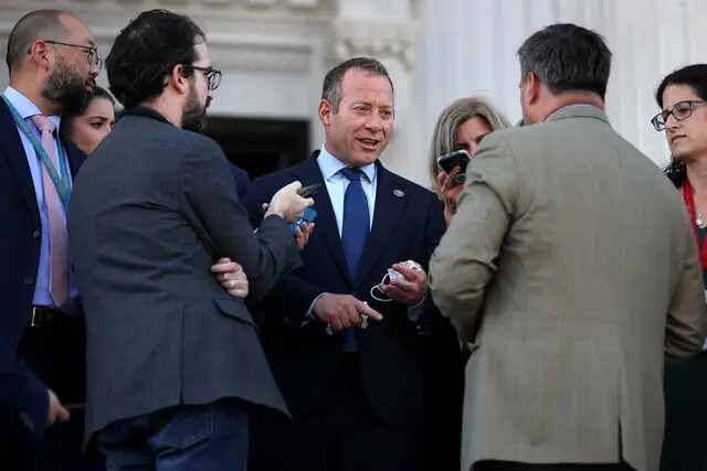 El congresista demócrata Josh Gottheimer habla con los periodistas a las puertas del Capitolio de EE.UU. en Washington, el 30 de septiembre de 2021. (Mandel Ngan/AFP vía Getty Images)