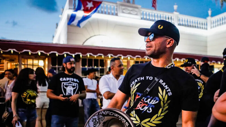 Henry "Enrique" Tarrio, líder de The Proud Boys, asiste a una protesta mostrando su apoyo a los cubanos que se manifiestan contra su gobierno, en Miami el 16 de julio de 2021. (Eva Marie Uzcategui /AFP vía Getty Images)