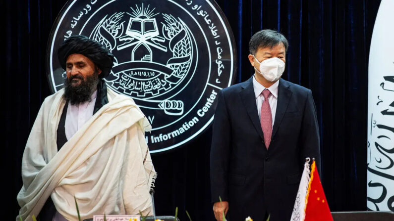El primer viceprimer ministro en funciones de Afganistán, Abdul Ghani Baradar (izq.), y el embajador de China en Kabul, Wang Yu, asisten al anuncio de un contrato de extracción de petróleo con una empresa china en Kabul el 5 de enero de 2023. (Ahmad Sahel Arman/AFP vía Getty Images)