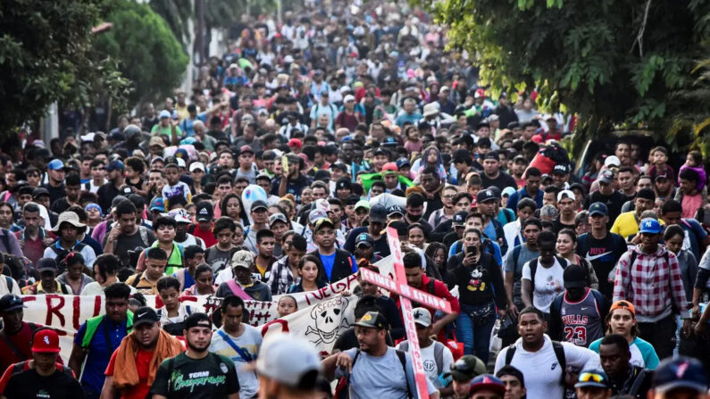 Migrantes de Centro y Sudamérica participan en una caravana que intenta llegar a la frontera entre México y Estados Unidos, mientras realizan un viacrucis para protestar por la muerte de 40 migrantes en un incendio en un centro de detención en la norteña ciudad de Juárez, en Tapachula, estado de Chiapas, sur de México, el 23 de abril de 2023. (STRINGER/AFP vía Getty Images)