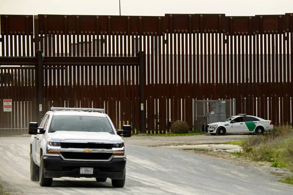 Muere colombiano al caer del muro fronterizo en California por evitar su detención