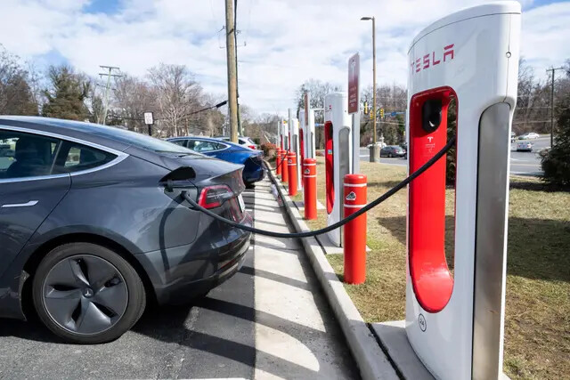 Un sedán Tesla Model S se enchufa a una estación de carga de vehículos eléctricos Tesla Supercharger, en Falls Church, Virginia, el 13 de febrero de 2023. (Saul Loeb/AFP vía Getty Images)