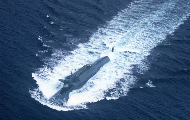 Un submarino de propulsión nuclear de la Flota del Mar del Norte de la Armada del Ejército Popular de Liberación se prepara para sumergirse en el mar el 29 de octubre de 2013. (AFP/AFP vía Getty Images)