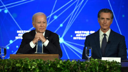 Biden firmará amplia orden ejecutiva para abordar riesgos de la IA tras crecientes preocupaciones