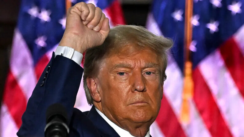 El expresidente Donald Trump gesticula tras pronunciar un discurso en el Trump National Golf Club Bedminster en Bedminster, Nueva Jersey, el 13 de junio de 2023. (Ed Jones/AFP vía Getty Images)