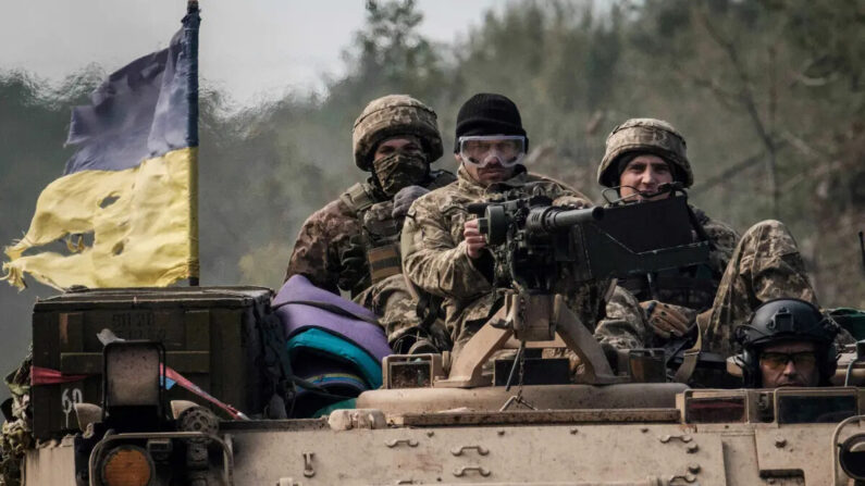 Soldados ucranianos viajan en un vehículo blindado cerca de la ciudad recientemente recuperada de Lyman, en la región de Donetsk, el 6 de octubre de 2022. (Yasuyoshi Chiga/AFP vía Getty Images)
