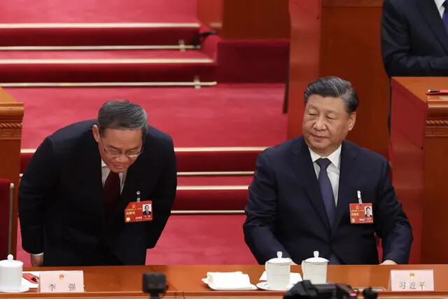 El primer ministro chino Li Qiang (izquierda) se inclina ante los delegados durante la apertura de la cuarta sesión plenaria de la Asamblea Popular Nacional en Beijing, China, el 11 de marzo de 2023. (Lintao Zhang/Getty Images)
