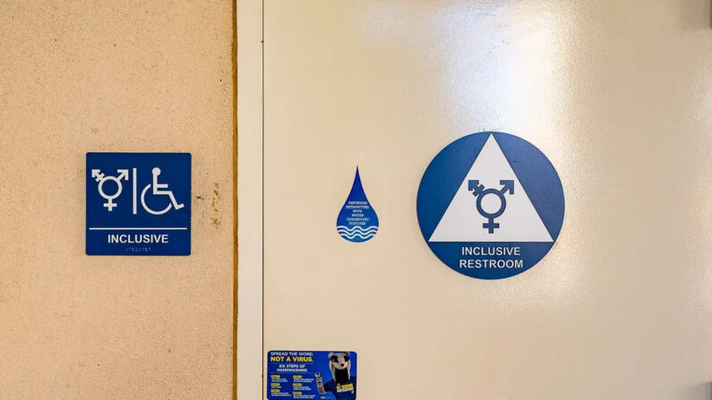 Un baño está reservado para estudiantes que se identifican como transgénero en la Universidad de California Irvine, en Irvine, California, el 25 de septiembre de 2020. (John Fredricks/The Epoch Times)