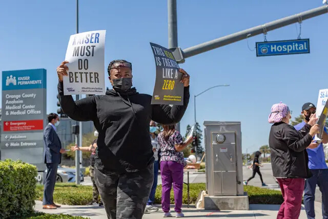 Trabajadores sanitarios de Kaiser Permanente protestan en Anaheim, California, el 24 de marzo de 2021. (John Fredricks/The Epoch Times)