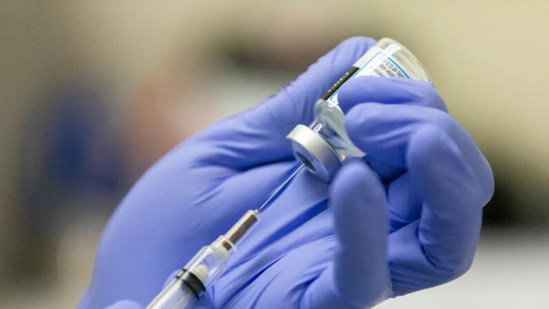 La vacuna Moderna COVID-19 preparada en la Clínica Gratuita Lestonnac en Orange, California, el 9 de marzo de 2021. (John Fredricks/The Epoch Times)