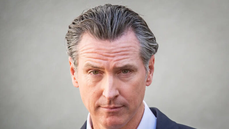 El gobernador de California, Gavin Newsom, habla en Los Ángeles, California, el 10 de noviembre de 2021. (John Fredricks/The Epoch Times)