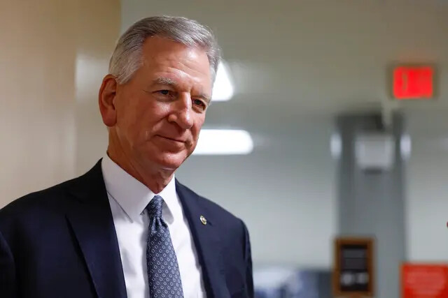 El senador Tommy Tuberville (R-Ala.) habla con los periodistas en el metro del Senado del edificio del Capitolio de EE.UU. en Washington el 19 de julio de 2023. (Anna Moneymaker/Getty Images)