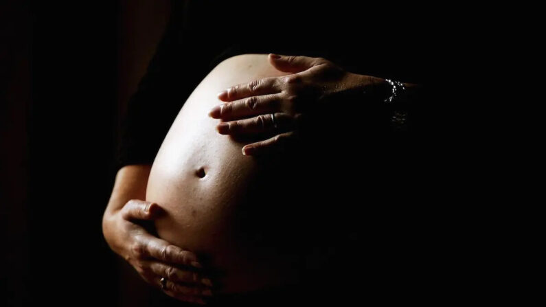 Una mujer embarazada se sostiene el estómago en Sydney, Australia, el 7 de junio de 2006. (Ian Waldie/Getty Images)
