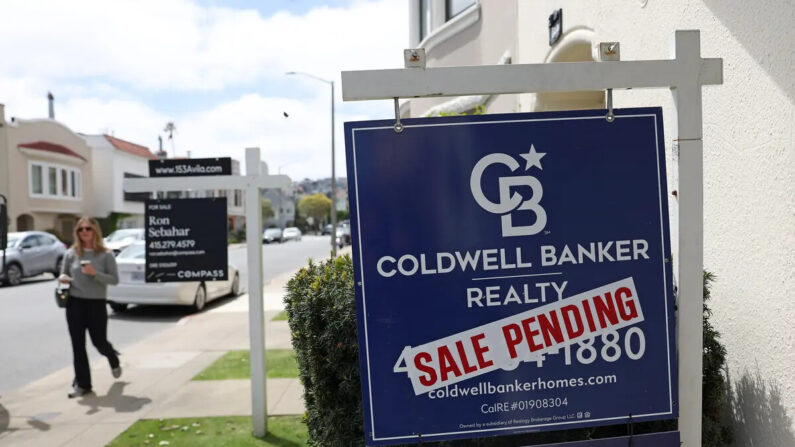 Un cartel frente a una casa en venta en San Francisco, California, el 11 de mayo de 2023. (Justin Sullivan/Getty Images)