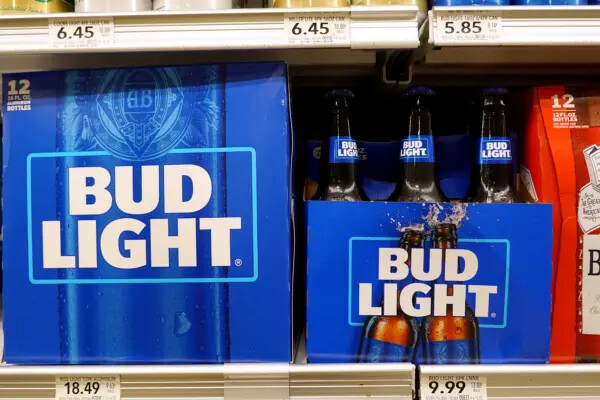 Bud Light, fabricada por Anheuser-Busch, se encuentra en el estante de una tienda, en Miami, el 27 de julio de 2023. (Joe Raedle/Getty Images)
