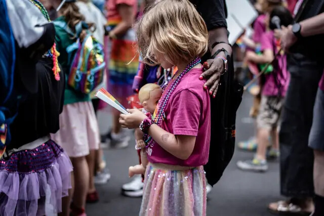 Una niña en la Marcha del Orgullo anual de la ciudad de Nueva York el 25 de junio de 2023. (Samira Bouaou/The Epoch Times)