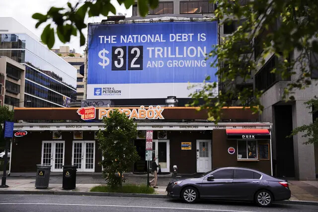 Una valla publicitaria muestra la deuda nacional de EE.UU. en Washington, el 10 de julio de 2023.(Madalina Vasiliu/The Epoch Times)