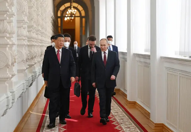 El presidente ruso Vladimir Putin se reúne con el líder chino Xi Jinping en el Kremlin, en Moscú, el 21 de marzo de 2023. (Grigory Sysoyev/AFP vía Getty Images)
