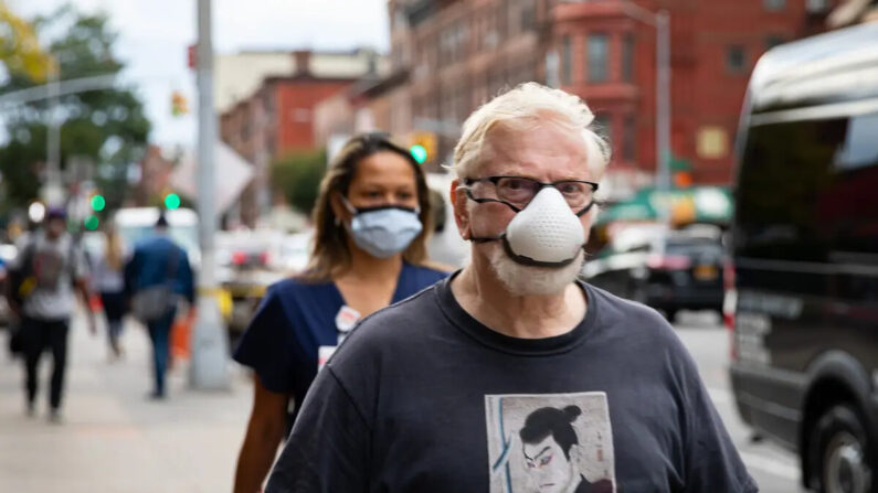 Personas con mascarillas caminan por la calle en Brooklyn, Nueva York, el 7 de octubre de 2020. (Chung I Ho/The Epoch Times)