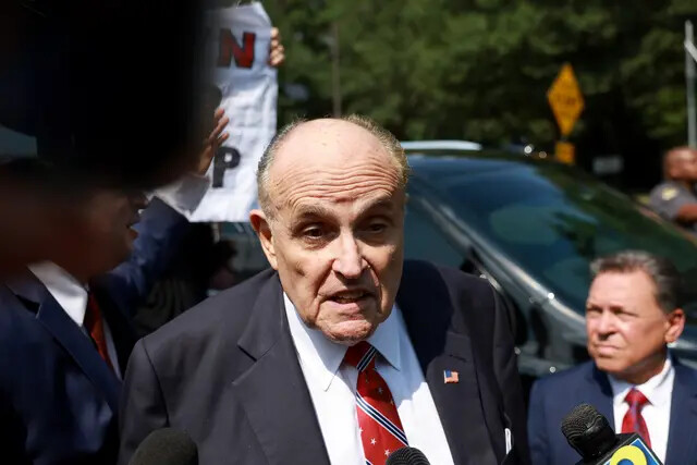 Rudy Giuliani habla con los medios de comunicación tras salir de la cárcel del condado de Fulton en Atlanta, Georgia, el 23 de agosto de 2023. (Joe Raedle/Getty Images)