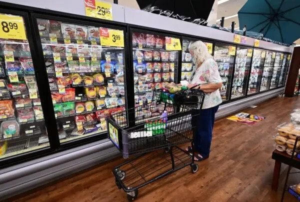 Una mujer revisa artículos de la sección refrigerada mientras hace compras en un supermercado en Alhambra, California, el 13 de julio de 2022. (FREDERIC J. BROWN/AFP vía Getty Images)
