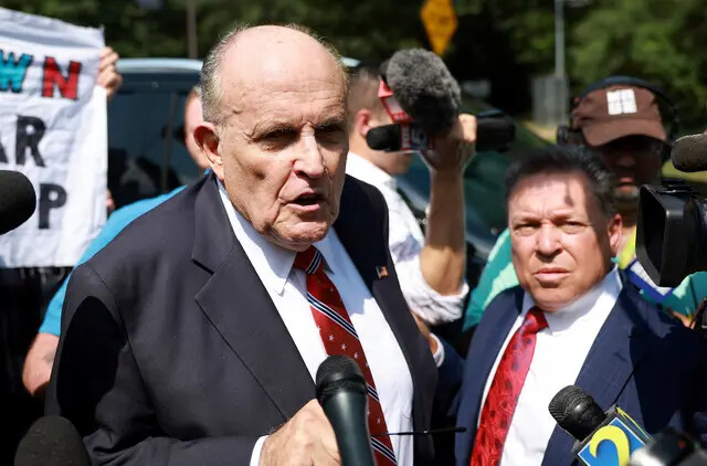 Rudy Giuliani habla con los medios después de salir de la cárcel del condado de Fulton, en Atlanta, Georgia, el 23 de agosto de 2023. (Joe Raedle/Getty Images)
