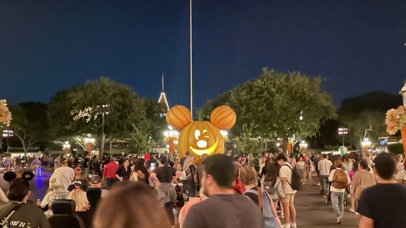 Visitantes en Disneyland Resort en Anaheim, California, el 1 de septiembre de 2023. (Carol Cassis/The Epoch Times)
