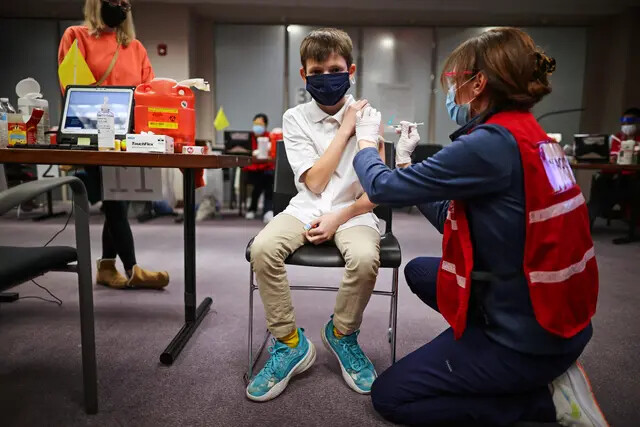 Un niño recibe una dosis de la vacuna COVID-19 de Pfizer BioNTech en el Centro Gubernamental del Condado de Fairfax en Annandale, Virginia, el 4 de noviembre de 2021. (Chip Somodevilla/Getty Images)