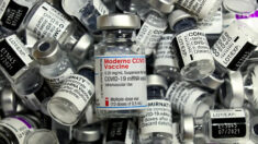 Atribuir beneficios a la vacuna contra COVID “carece de base o fundamento”, dice grupo investigador