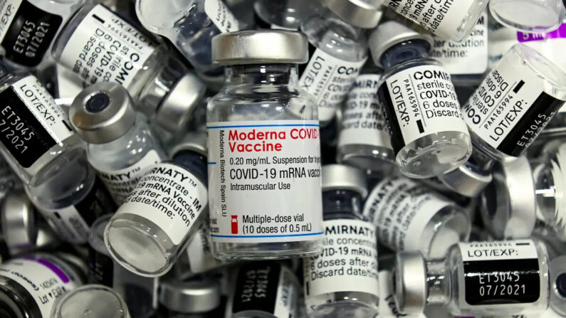 Viales vacíos de la vacuna COVID-19 en un centro de vacunación en Rosenheim, Alemania, el 20 de abril de 2021. (Christof Stache/AFP vía Getty Images)