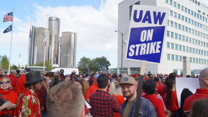 Miembros de UAW se manifiestan en el centro de Detroit, Michigan, para apoyar una huelga automovilística, el 15 de septiembre de 2023. (Steven Kovac/The Epoch Times)
