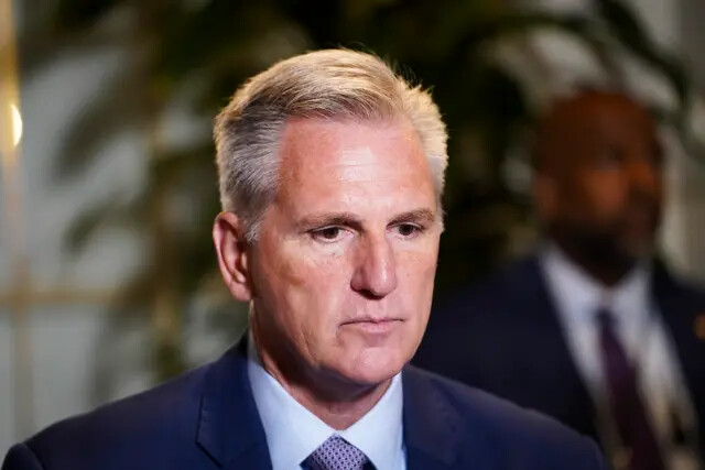 El presidente de la Cámara de Representantes, el republicano Kevin McCarthy, habla con la prensa en el Capitolio, Washington, el 19 de septiembre de 2023. (Madalina Vasiliu/The Epoch Times)