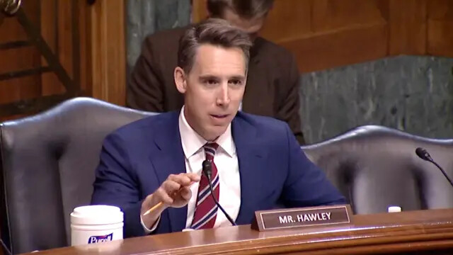 El senador Josh Hawley (republicano de Mo.) hace preguntas en una audiencia en el Senado el 19 de septiembre de 2023. (Comité Judicial del Senado/Screenshot vía NTD)