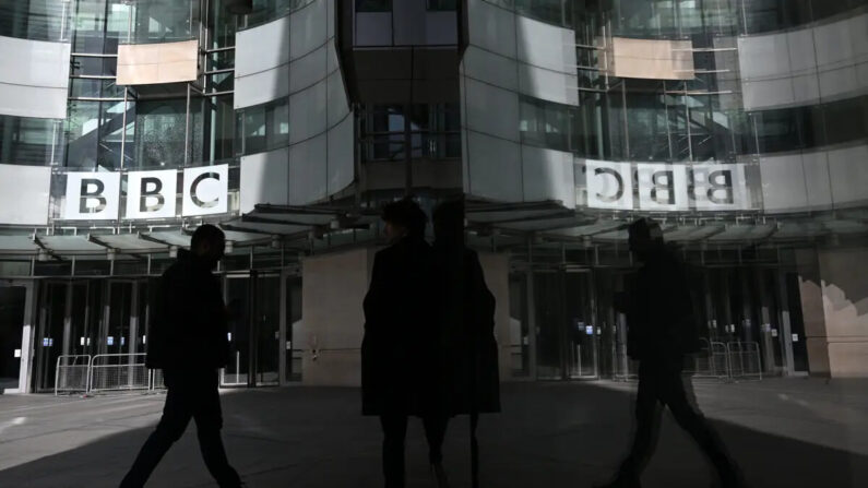 Un peatón se refleja en la fachada de vidrio mientras pasa por la sede de la BBC en Broadcasting House, en el centro de Londres, el 6 de octubre de 2022. (Justin Tallis/AFP vía Getty Images)
