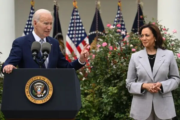 La vicepresidenta Kamala Harris escucha mientras el presidente Joe Biden anuncia la Oficina de Prevención de la Violencia Armada de la Casa Blanca, en el jardín de rosas de la Casa Blanca, el 22 de septiembre de 2023. (Saul Loeb/AFP vía Getty Images)
