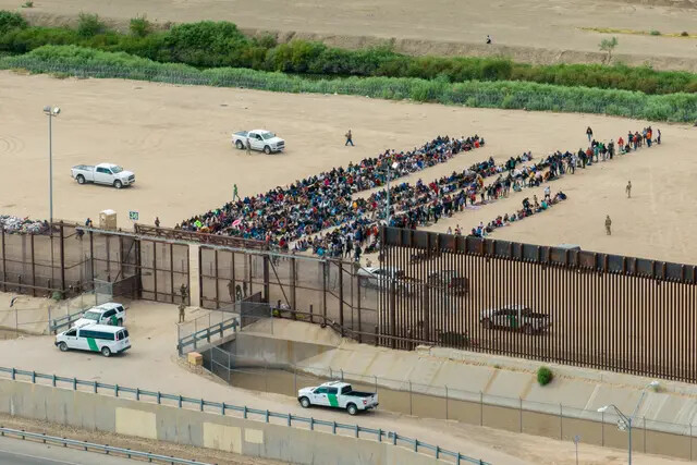 Migrantes agrupados mientras esperan ser procesados ​​en el lado de la frontera de Ciudad Juárez, en El Paso, Texas, el 21 de septiembre de 2023. (Brandon Bell/Getty Images/TNS)
