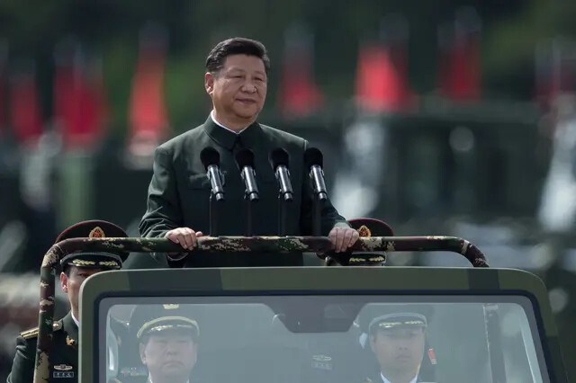 El líder chino Xi Jinping inspecciona a los soldados del Ejército Popular de Liberación (EPL) en un cuartel en Hong Kong, el 30 de junio de 2017. (Dale De La Rey/AFP vía Getty Images)
