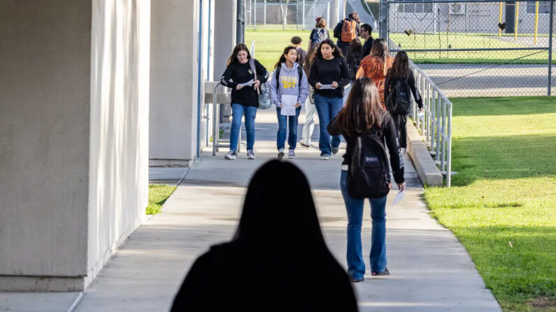 Los profesores saludan a los alumnos el primer día de clase en la escuela Yorba Middle School de Orange, California, el 16 de agosto de 2023. (John Fredricks/The Epoch Times)