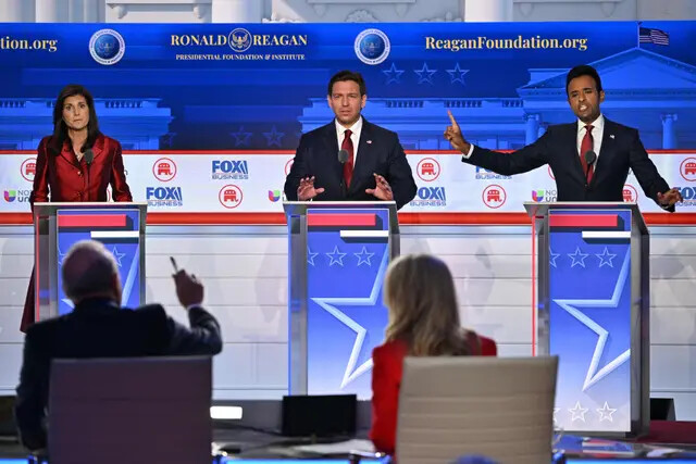 Candidato republicano para 2024 dice que no será vicepresidente de Trump
(I-D) La exgobernadora de Carolina del Sur y embajadora ante la ONU Nikki Haley, el gobernador de Florida Ron DeSantis y el empresario Vivek Ramaswamy hablan durante el segundo debate de las primarias presidenciales republicanas en Simi Valley, California, el 27 de septiembre de 2023. (Robyn Beck/AFP vía Getty Images)