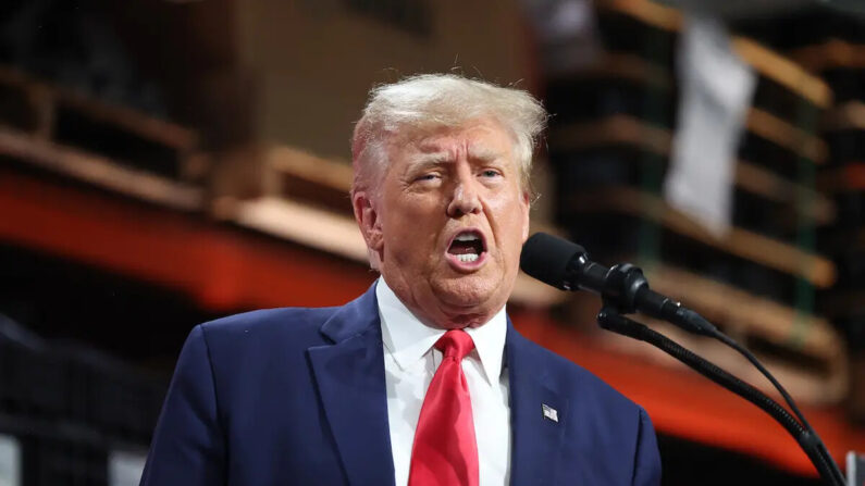 El expresidente Donald Trump habla en un mitin de campaña en Clinton Township, Michigan, el 27 de septiembre de 2023. (Scott Olson/Getty Images)