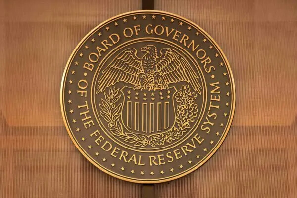 El sello de la Junta de la Reserva Federal tal como aparece afuera del edificio William McChesney Martin, en Washington, el 13 de marzo de 2023. (Alex Wong/Getty Images)
