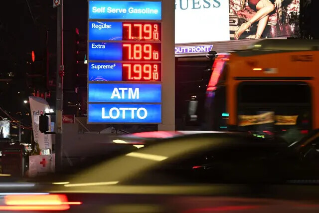 Newsom pide acabar la mezcla de combustible de verano en California, el precio de la gasolina se dispara