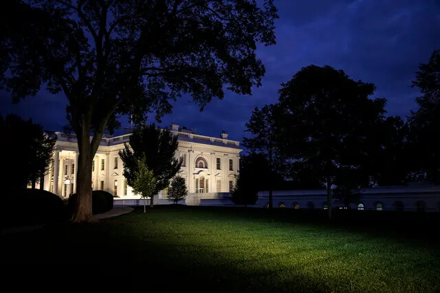 La Casa Blanca al anochecer en Washington, el 30 de septiembre de 2023. (Samuel Corum/Getty Images)
