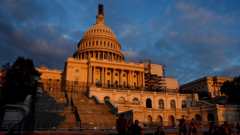 El edificio del Capitolio de EE.UU. tras la aprobación en la Cámara de una resolución continua de 45 días, en Washington, el 30 de septiembre de 2023. (Anna Moneymaker/Getty Images)
