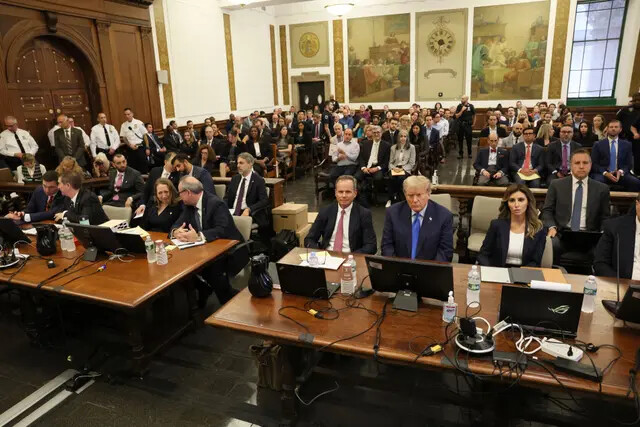 El expresidente Donald Trump (3R) comparece en la sala con sus abogados para el inicio de su juicio por fraude civil en el Tribunal Supremo del Estado de Nueva York, el 2 de octubre de 2023. (Brendan McDermid-Pool/Getty Images)