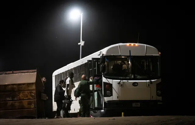 Inmigrantes se preparan para ser transportados en autobús a instalaciones de procesamiento en Yuma, Arizona, el 18 de mayo de 2023. (John Fredricks/The Epoch Times)